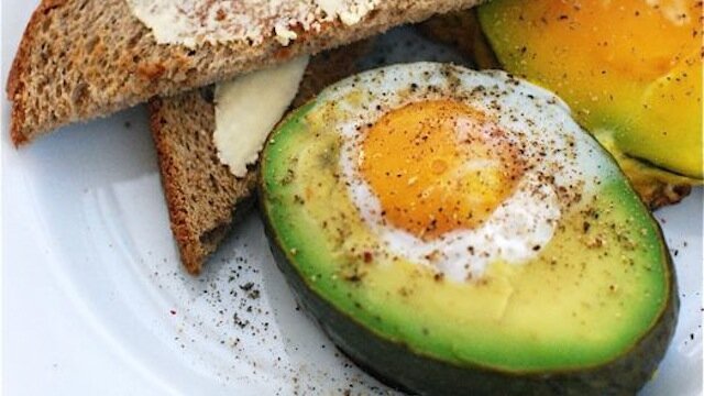 Baked-Egg-in-Avocado
